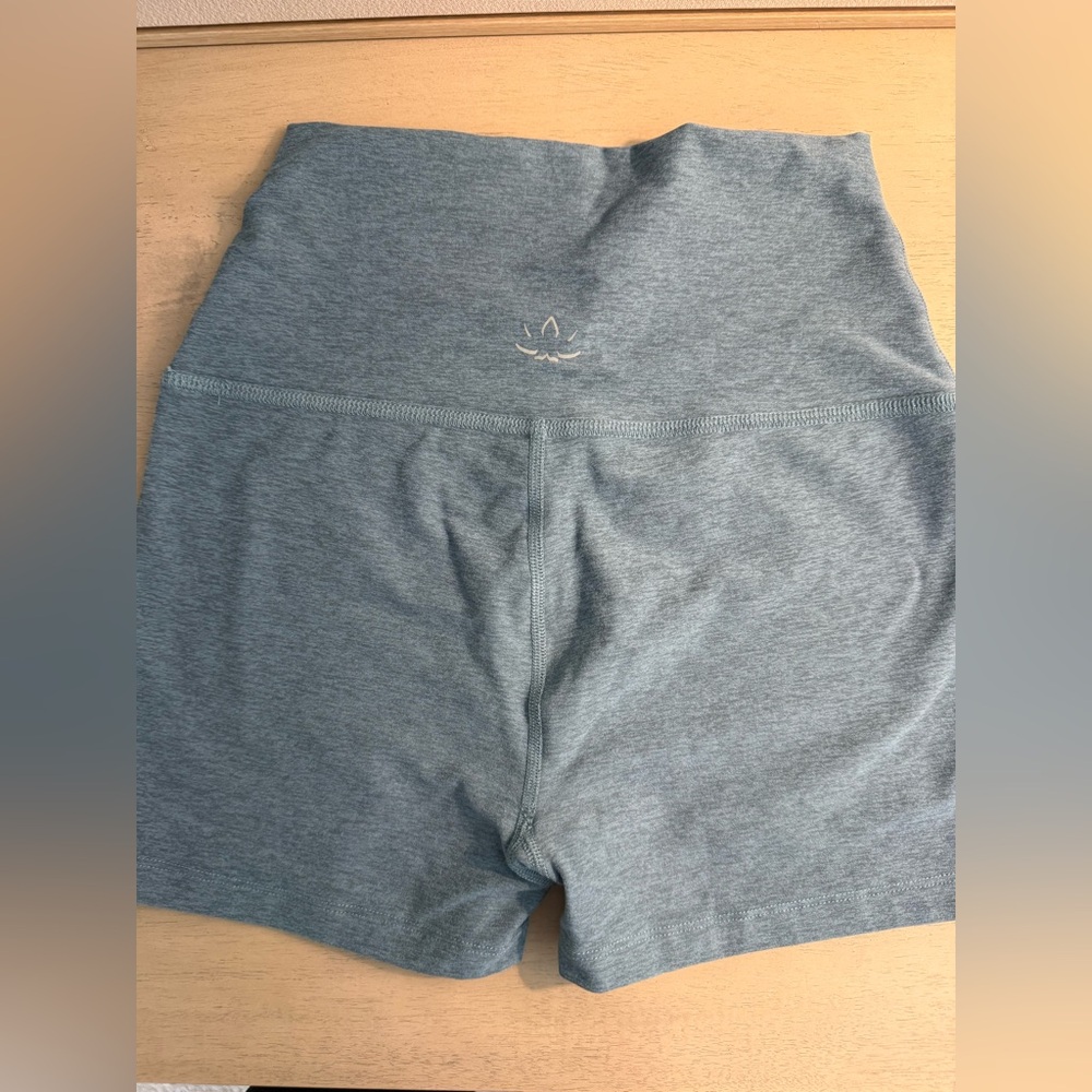 Beyond Yoga Heather Slate keep pace bike shorts